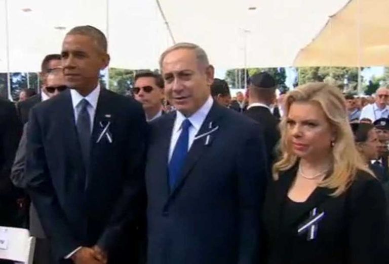 أوباما مرتديا القلنسوة اليهودية