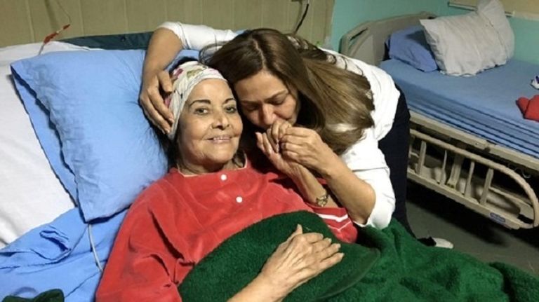 الفنانة القديرة مديحة يسري على فراش المرض