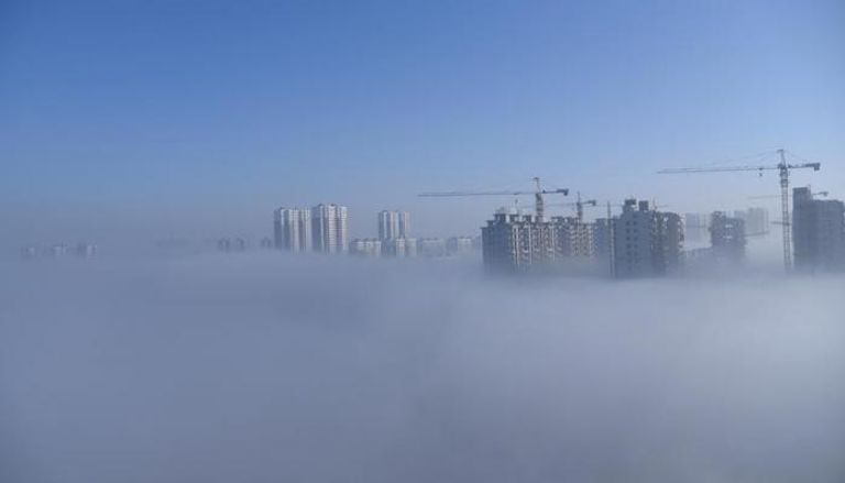 ضباب دخاني يحيط بمبان في إقليم خبي الصيني