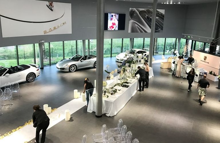 حفل زفاف في أحد معارض بورش - موقع بورش