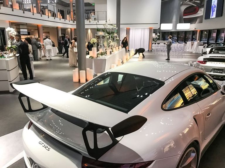 حفل زفاف في أحد معارض بورش - موقع بورش