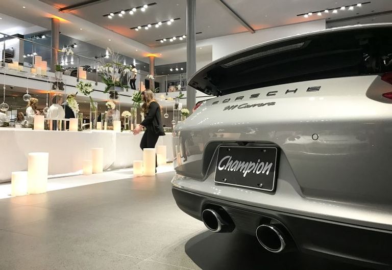 حفل زفاف في أحد معارض بورش - موقع بورش