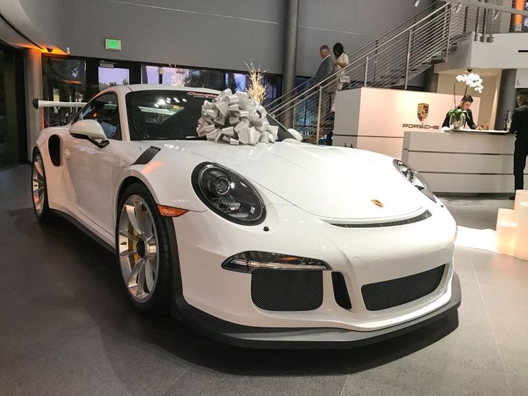 حفل زفاف في أحد معارض بورش - موقع بورش