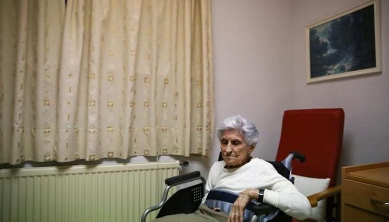 سيدة عمرها 102 عاما في دار للمسنين خارج مدريد