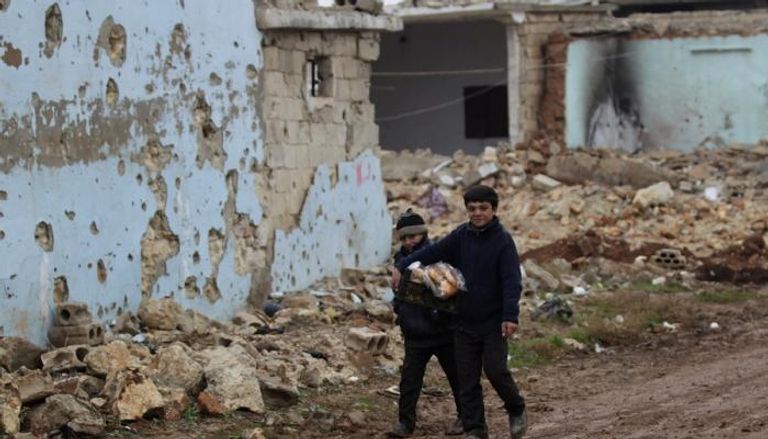 أطفال حلب يستغلون ساعات الهدنة