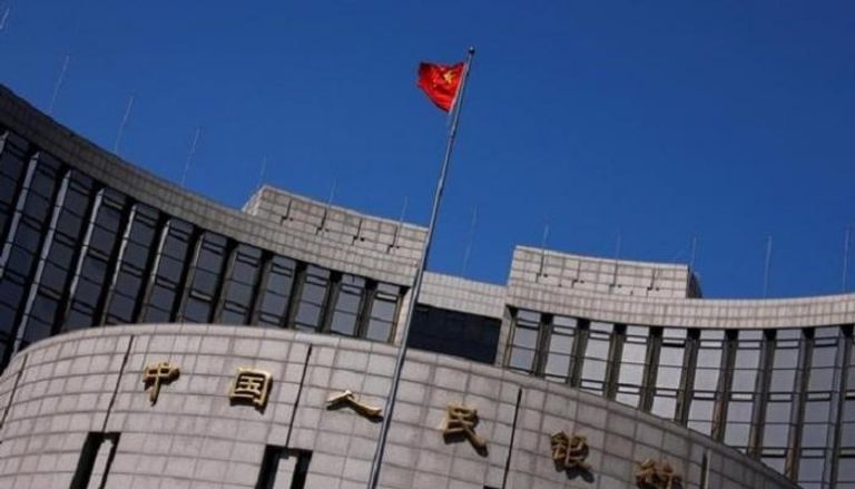 علم الصين خارج مقر بنك الشعب الصيني