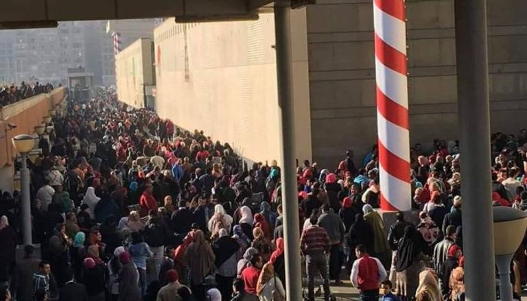 زحام رهيب أمام كارفور بالقاهرة