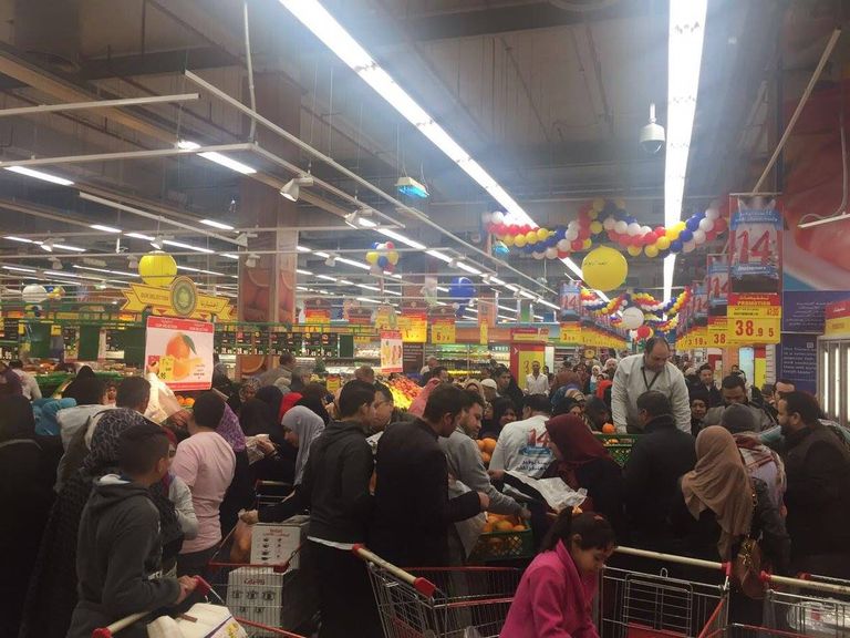 زحام رهيب أمام كارفور بالقاهرة