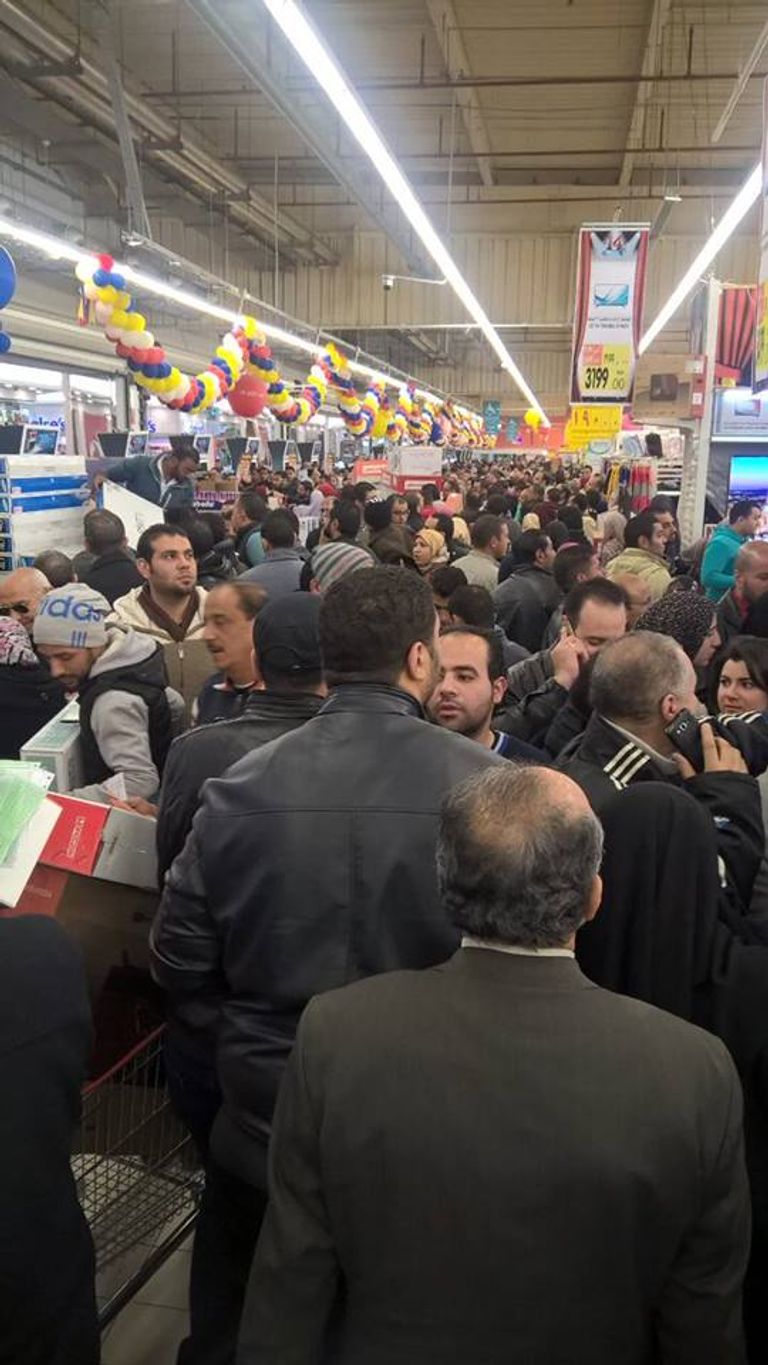 زحام رهيب أمام كارفور بالقاهرة