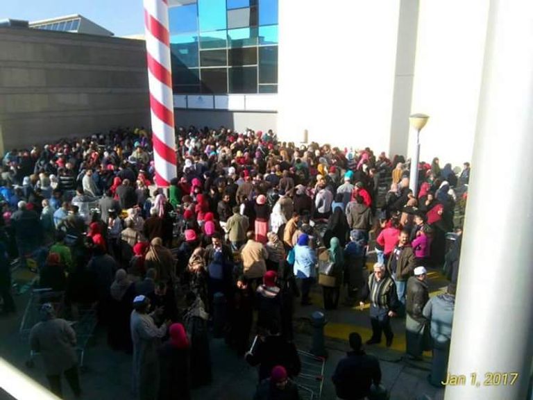 زحام رهيب أمام كارفور بالقاهرة