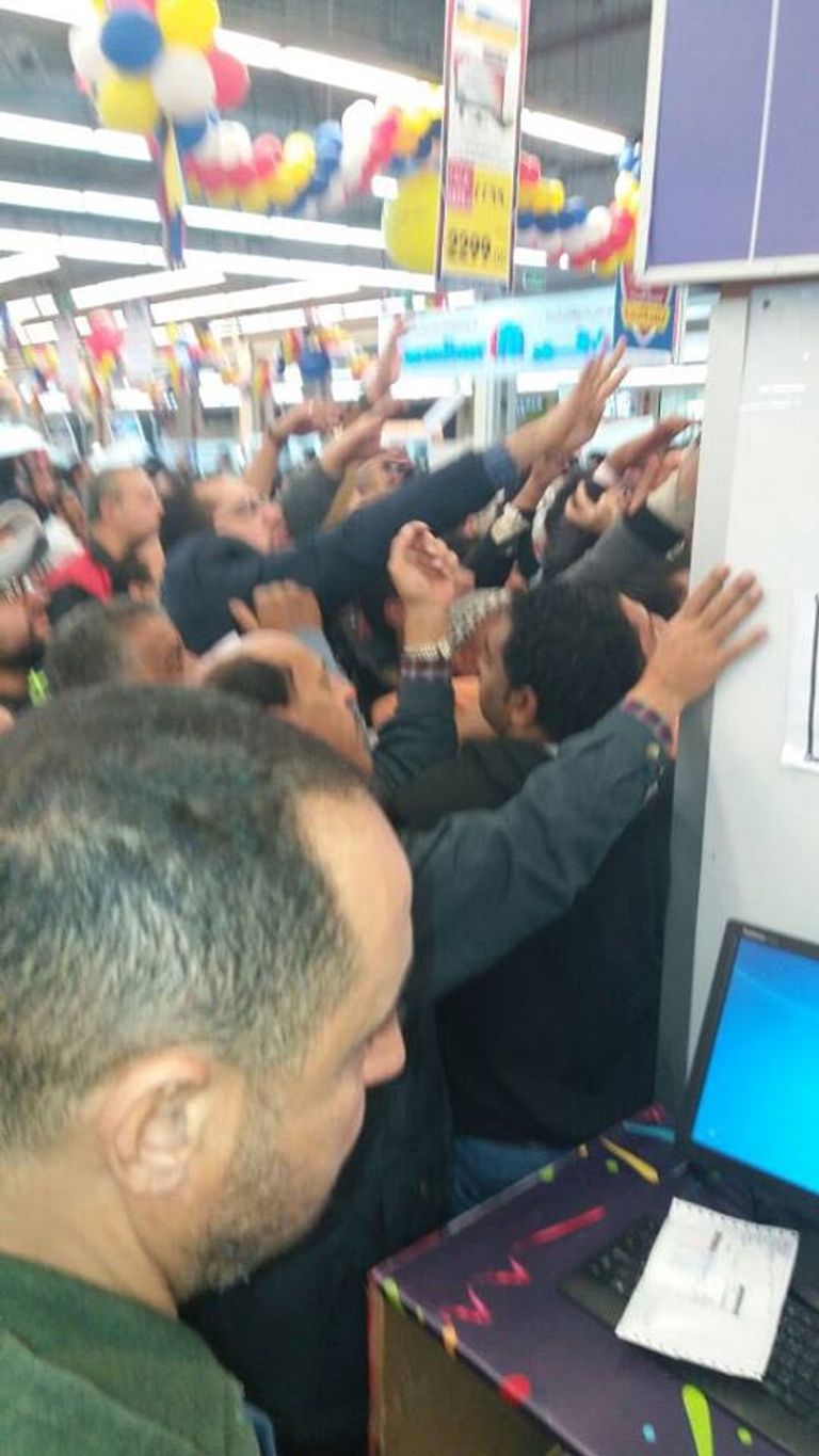 زحام رهيب أمام كارفور بالقاهرة