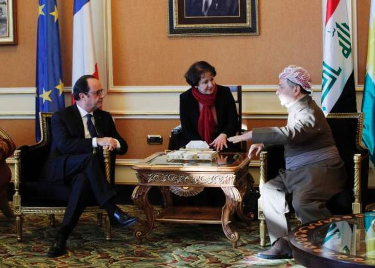 هولاند خلال زيارة أحد المواقع العسكرية في كردستان