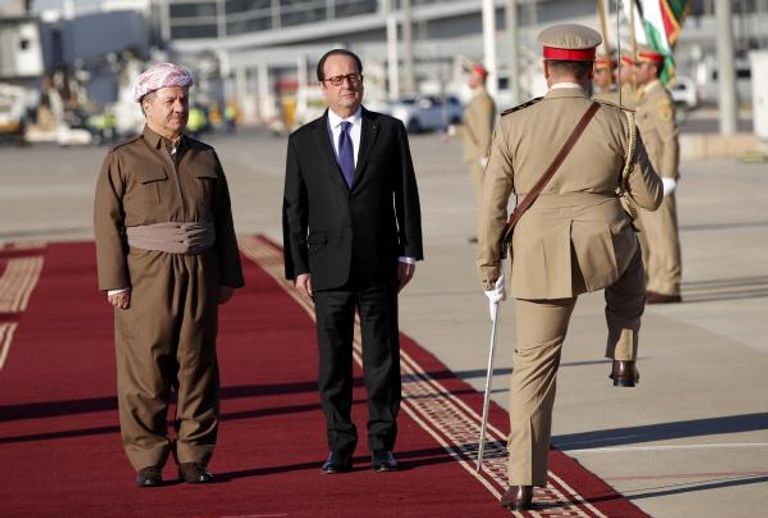 هولاند خلال زيارة أحد المواقع العسكرية في كردستان