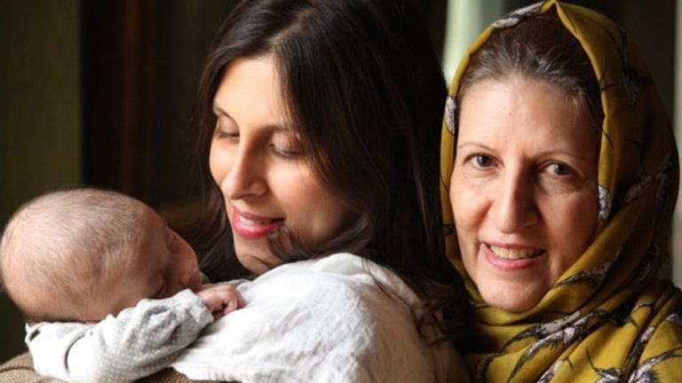 زغاري مع طفلتها