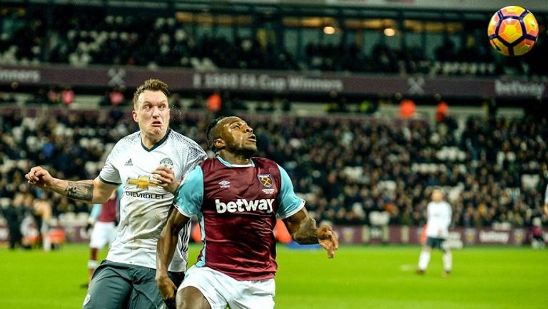 فيل جونز لاعب مانشستر يونايتد