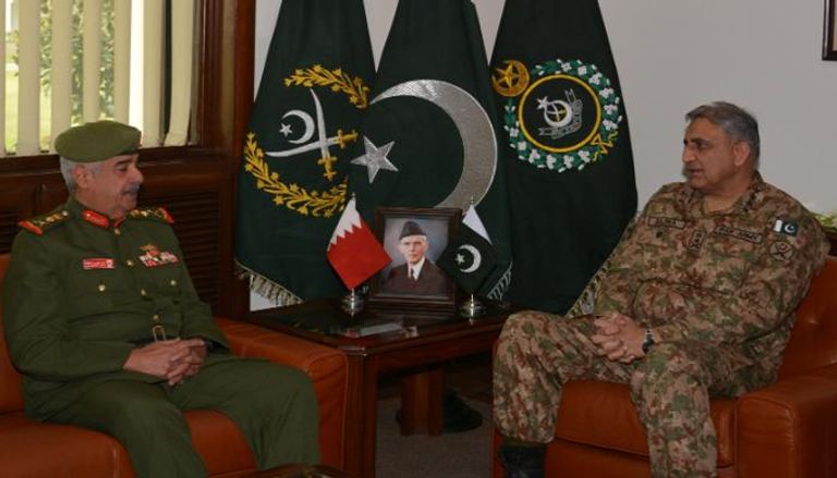رئيس الحرس الوطني البحريني مع قائد الجيش الباكستاني