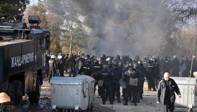 الشرطة البلغارية أثناء تصديها للمهاجرين- أرشيفية