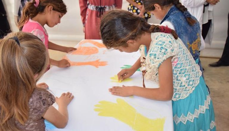 أطفال لاجئون يشاركون في بينالي الشارقة 2017