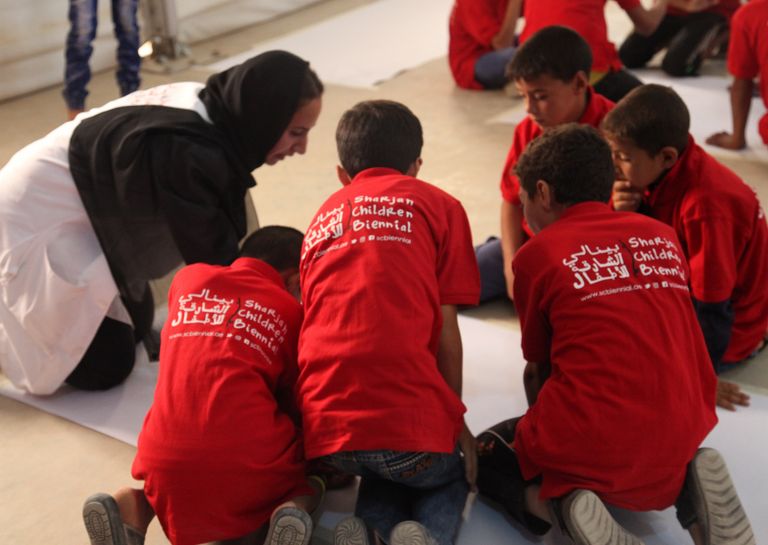 أطفال لاجئون يشاركون في بينالي الشارقة 2017