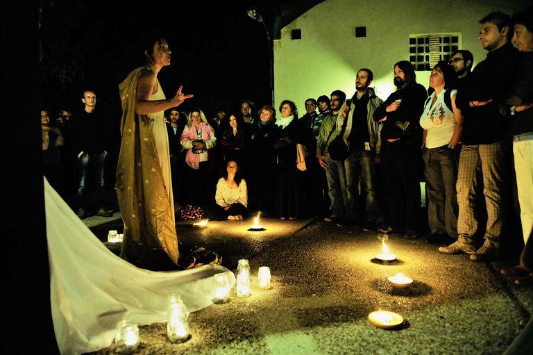 موروث "الحكواتي " يعود على جزيرة العلم 