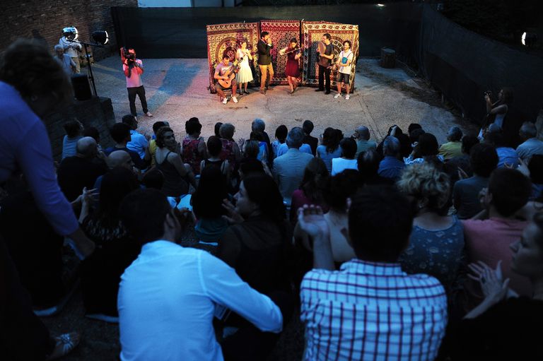 موروث "الحكواتي " يعود على جزيرة العلم 