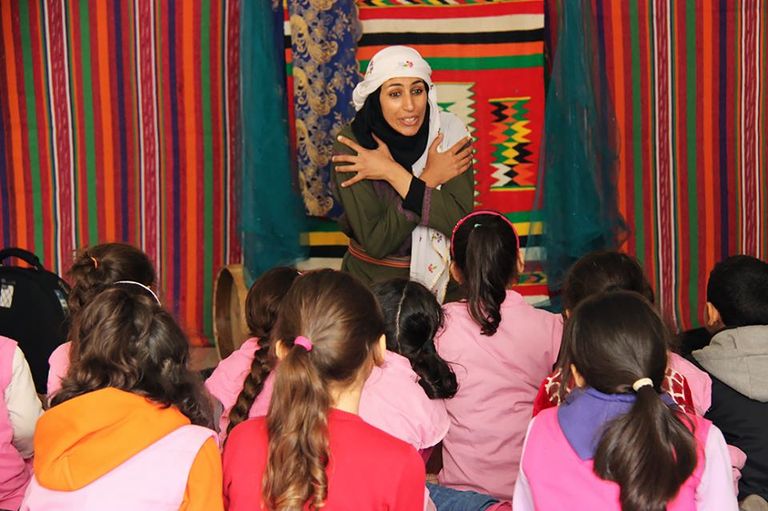 موروث "الحكواتي " يعود على جزيرة العلم 