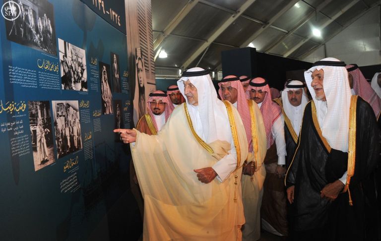 الأمير خالد الفيصل أثناء افتتاح المعرض في منطقة مكة المكرمة معرض