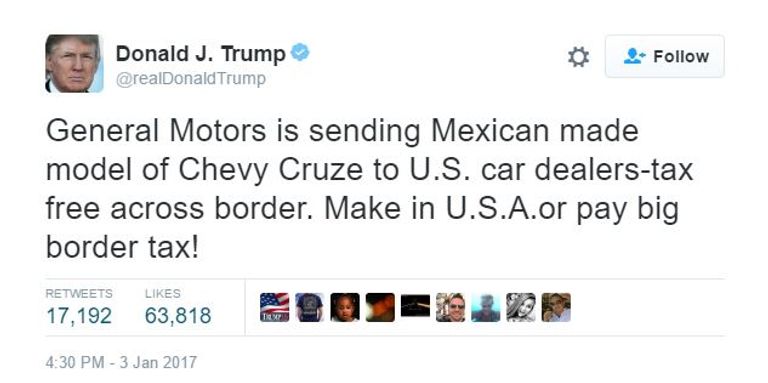 تغريدة ترامب التي هدد بها شركة فورد إذا ما أكملت مشروعها في المكسيك عاملان في مصنع فورد بمدينة فلات روك في ولاية مشيجان - موقع موتور تريند