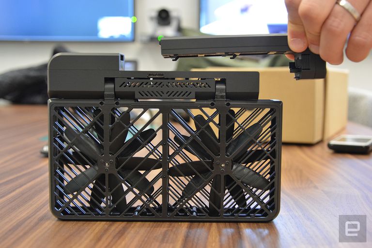 الطائرة قابلة للطي ويمكن الإمساك بها