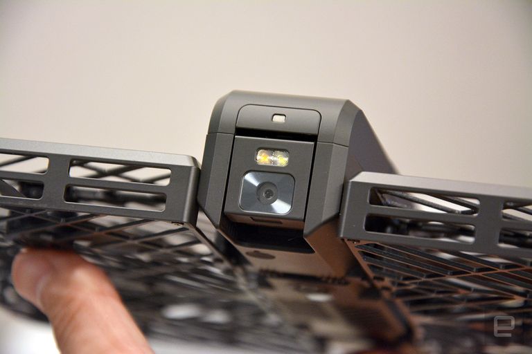 الطائرة قابلة للطي ويمكن الإمساك بها