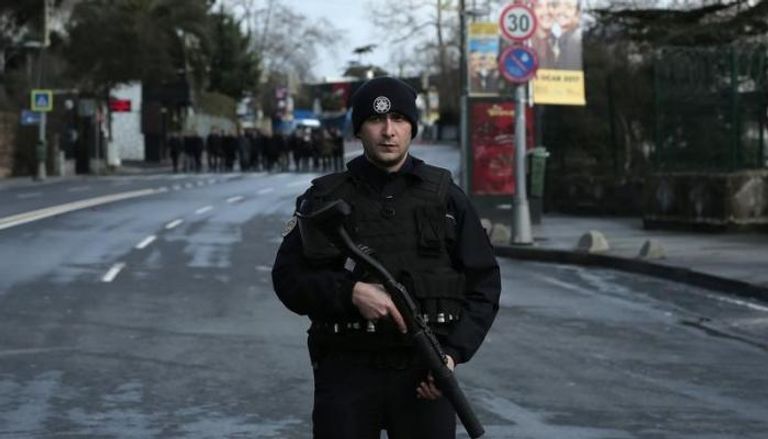 شرطي تركي في موقع هجوم إسطنبول