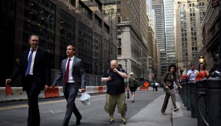 أمريكيون يسيرون بأحد شوارع نيويورك