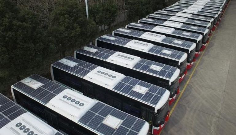  ألواح شمسية على أسطح حافلات في مدينة هانجتشو 