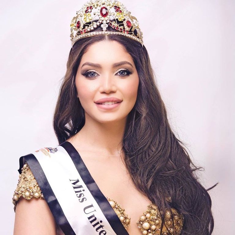 ملكة جمال بريطانيا تحمل علم مصر