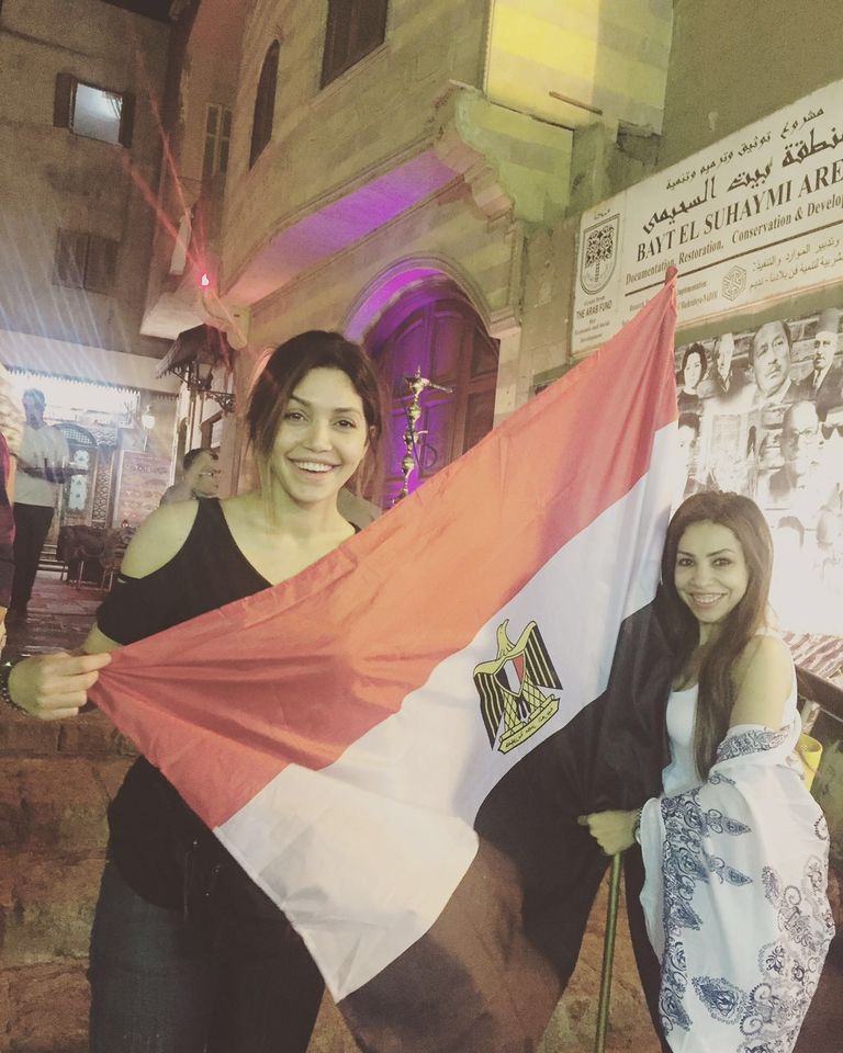 ملكة جمال بريطانيا تحمل علم مصر