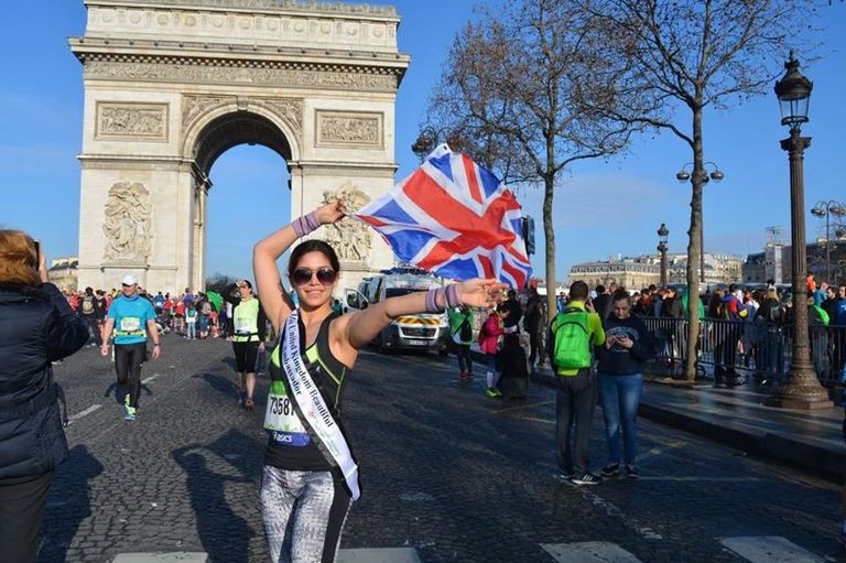 ملكة جمال بريطانيا تحمل علم مصر