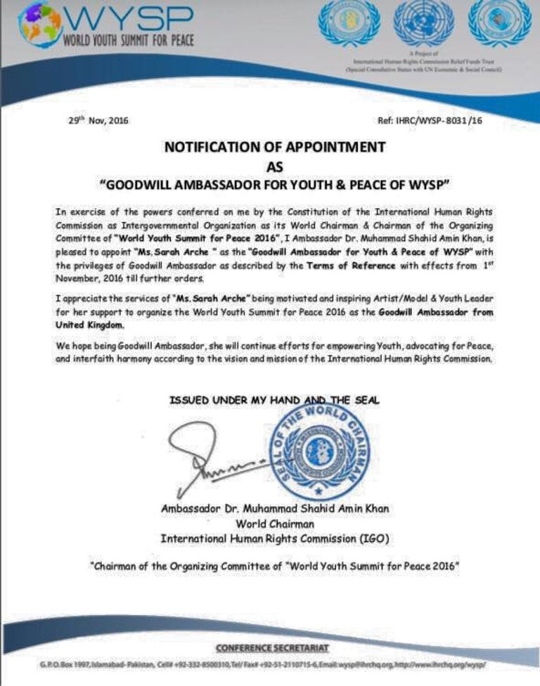 ملكة جمال بريطانيا تحمل علم مصر