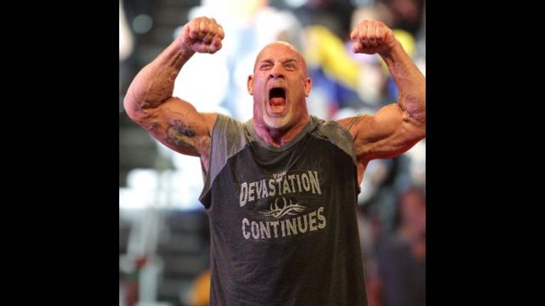 رومان رينز وجولدبرج يقومان بحركة سبير ضد برون سترومان