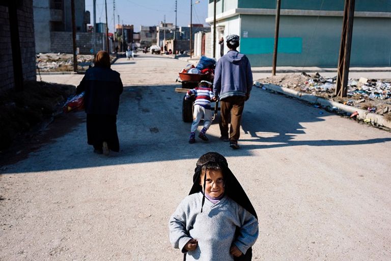 أطفال عراقيون داخل منازلهم في معركة الموصل