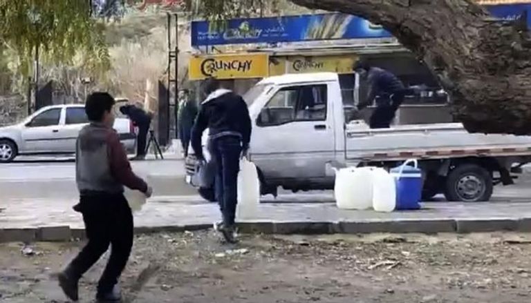 أطفال دمشق ينقلون المياه