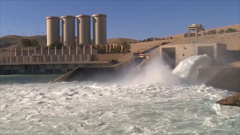 جندي داعشي بجوار سد الموصل