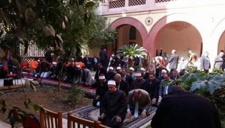 مسؤولون مصريون يؤدون صلاة الظهر داخل كنيسة