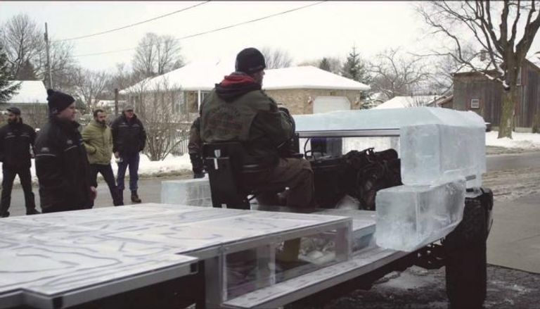 كندي يصنع شاحنة من الثلج - موقع دستريكت سبييد