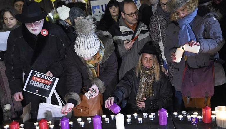 فرنسيون يوقدون الشموع في ذكرى ضحايا اعتداءات باريس