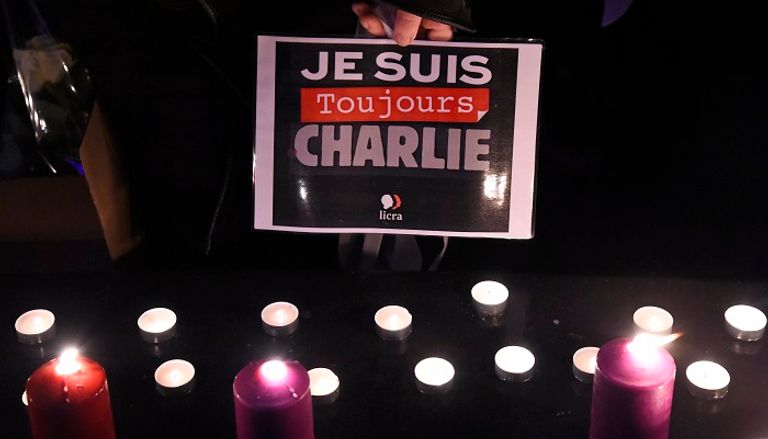 فرنسيون يوقدون الشموع في ذكرى ضحايا اعتداءات باريس