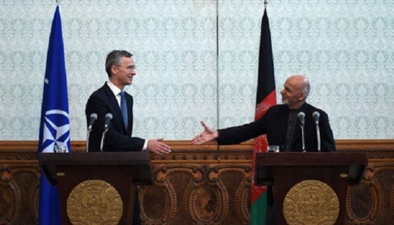 الأمين العام لحلف الناتو ينس ستولتنبرج والرئيس الأفغاني أشرف غنى