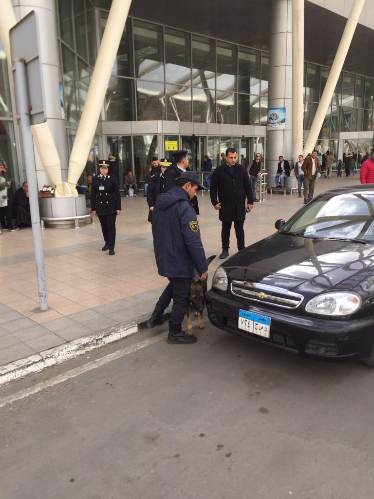 فرق التفتيش بمطار القاهرة
