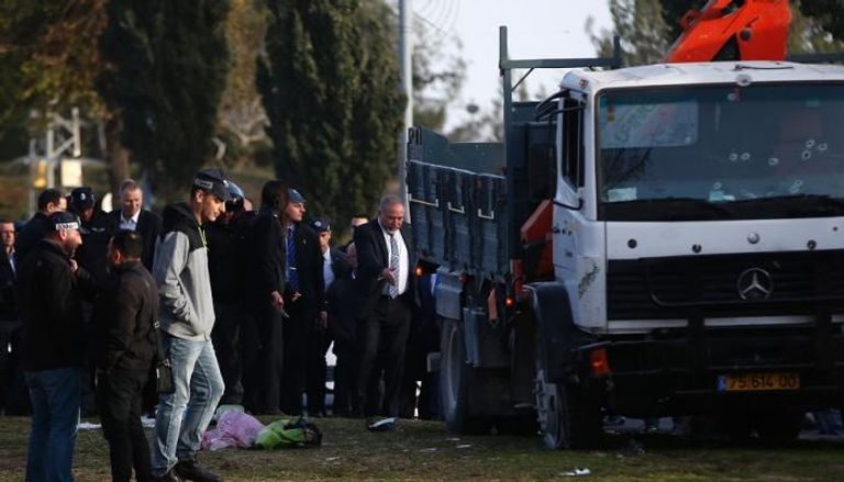 مسؤولون إسرائيليون يتفقدون موقع الحادث