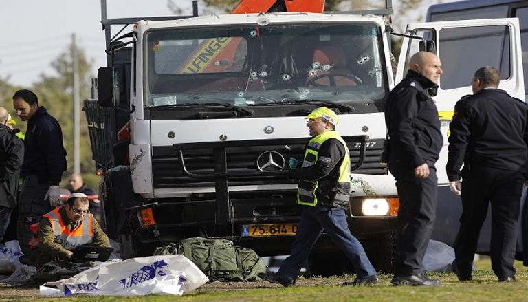 أطقم الإسعاف هرعت لموقع الحادث لنقل الجثث وعلاج المصابين