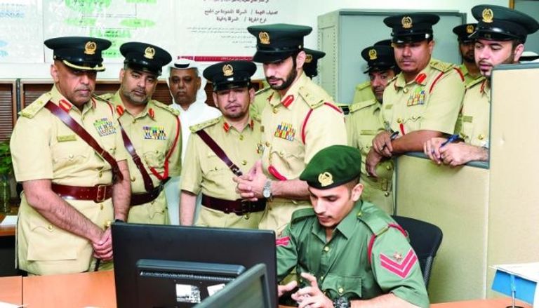 اللواء خليل المنصوري مع عدد من الضباط بشرطة دبي
